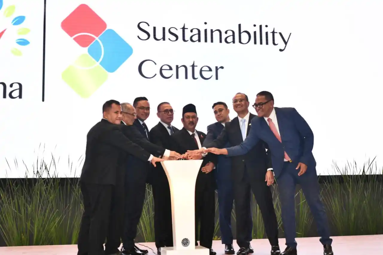 Menteri Perencanaan Pembangunan Nasional/Kepala Bappenas, Rachmat Pambudy bersama Komisaris Utama Pertamina Mochamad Iriawan, Direktur Utama Pertamina Simon Aloysius Mantiri dan jajarannya, meluncurkan Kick Off NZE Commitment pada acara Peta Jalan NZE Pertamina di Grha Pertamina, Jakarta, Senin (11/8/2025). [Foto: Doc. Pertamina]