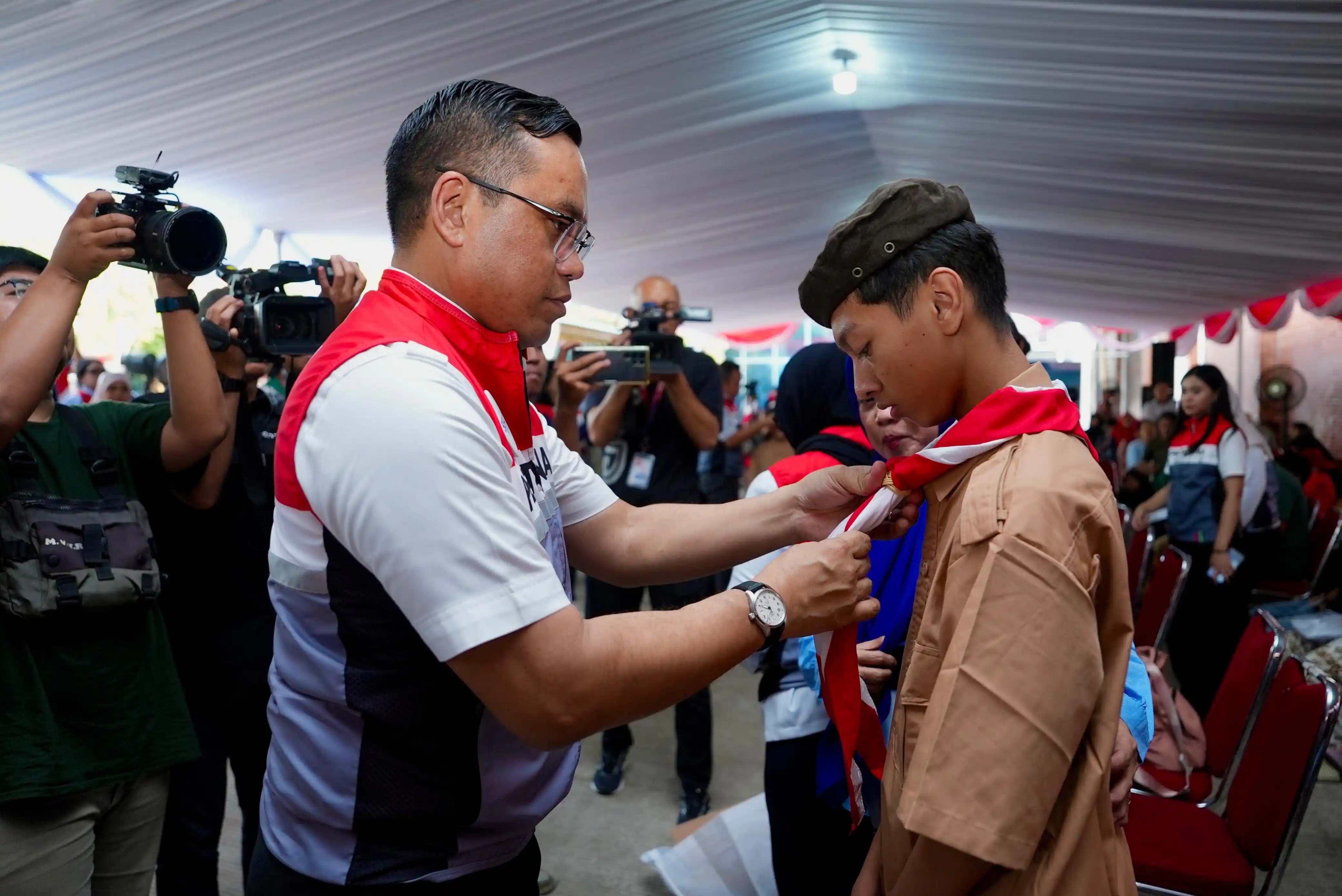 Pertamina Bagi Seribu Seragam Sekolah untuk Anak-anak di Cilincing [Foto: Doc. Pertamina]