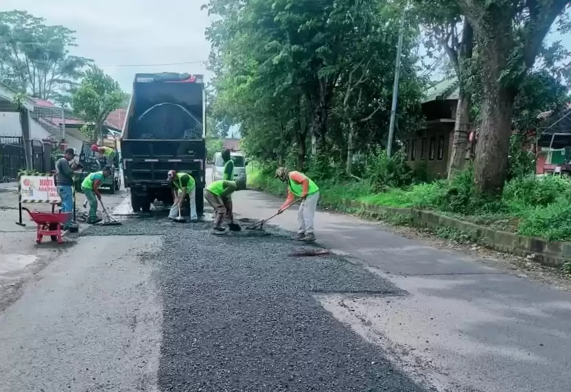 Salah satu pelaksanaan pekerjaan perbaikan infrastruktur jalan di Kecamatan Wagir. (Foto : MI/Rina Sugeng Yuliani)