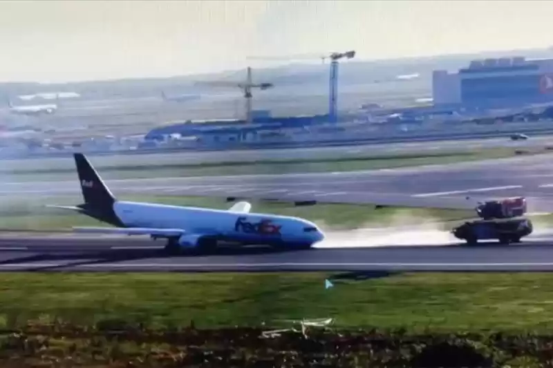 Pesawat kargo Boeing 767 FedEx berhenti di landasan pacu, usai mendarat darurat di Bandara Istanbul, Turki, Rabu (8/5/2024). [Foto: Anadolu]