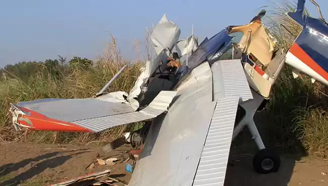 Pesawat yang jatuh di Kawasan Lapangan Sunburst Bumi Serpong Damai (BSD), Kecamatan Serpong, Tangerang Selatan, Banten, pada Minggu (19/5/2024). [Foto: Antara]