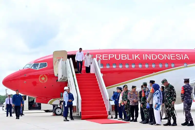 Presiden Joko Widodo dan Iriana Joko Widodo menuruni anak tangga Pesawat Kepresidenan RI berjenis Boeing 737 yang mendarat perdana di Bandara Nusantara, Ibu Kota Nusantara (IKN), Kalimantan Timur, Jumat (11/10/2024). (Foto: Sekretariat Presiden)