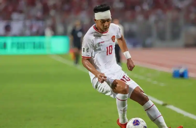 Pesepak bola Timnas Indonesia Malik Risaldi menggiring bola. (Foto: Antara)