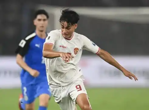 Pesepak bola Timnas Indonesia Rafael William Struick  melewati hadangan pesepak bola Timnas Filipina Adrian Ugelvik.  (Foto: Antara)