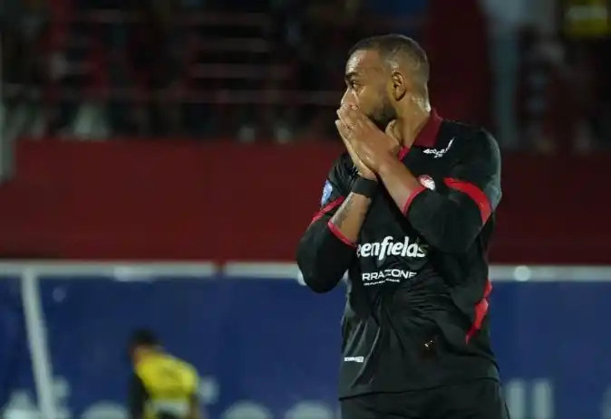 Pesepakbola Arema FC Dalberto menunjukkan ekspresi kecewa (Foto: Antara)