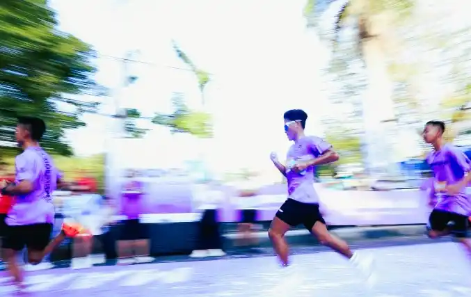 Peserta memacu kecepatannya jelang garis finish pada lomba lari GHM tahun 2024 (Foto: Antara)