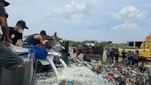 Peternak Lokal Membuang Hasil Panen Susu Sapi Karena Tidak Terserap Pasar [Foto: Repro]
