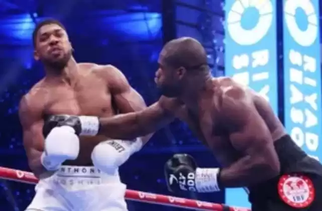 Petinju Daniel Dubois menyerang lawannya Anthony Joshua. (Foto: Antara)