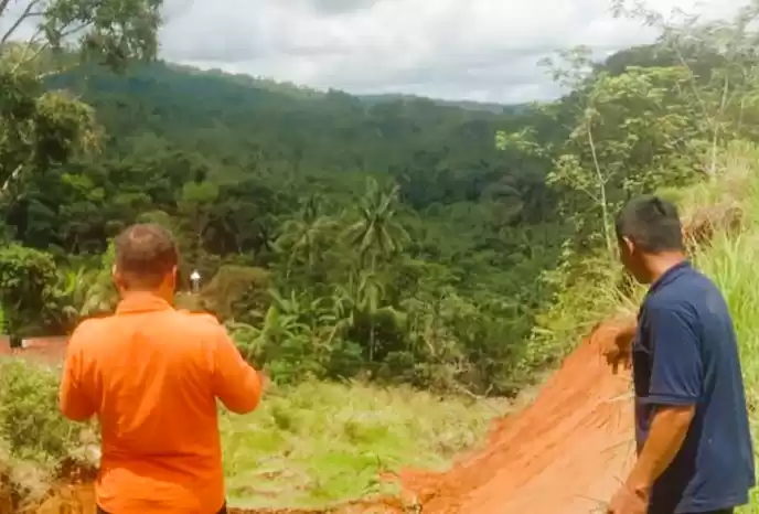 Petugas BPBD Kabupaten Banjarnegara dan Pemerintah Desa Punggelan mengecek salah satu titik longsor. (Foto: Antara)
