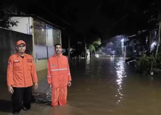 Petugas Badan Penanggulangan Bencana Daerah (BPBD) DKI memonitor banjir di kawasan Kalibata, Jakarta Selatan, Rabu (3/4/2024). (Foto: ANTARA)
