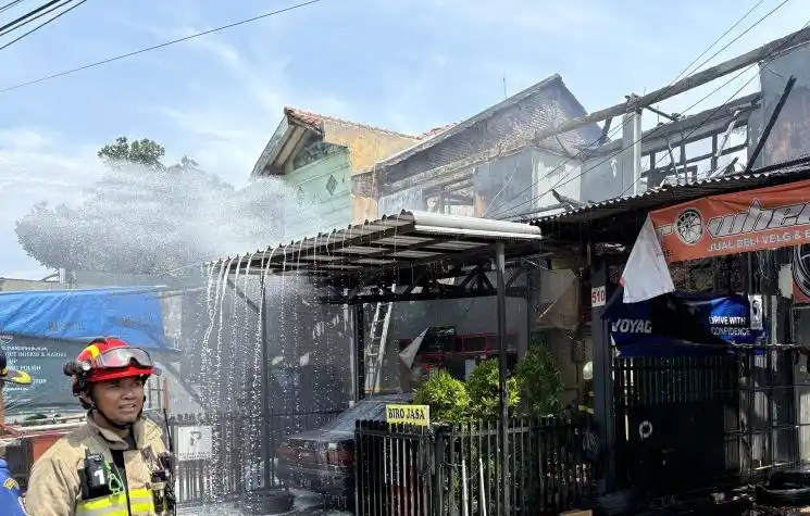 Petugas Dinas Kebakaran dan Penanggulangan Bencana Kota Bandung saat memadamkan api (Foto: Antara)