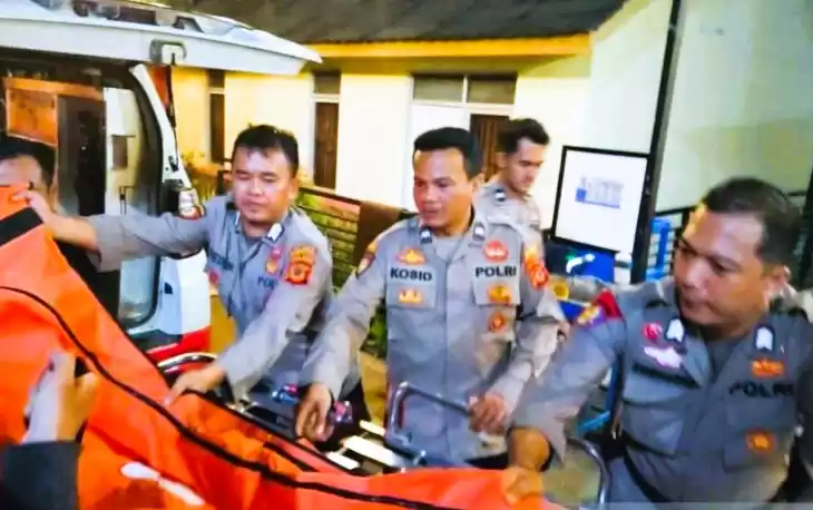 Petugas gabungan menemukan jasad wisatawan terbawa gelombang di Pantai Cemara, Cianjur, Jawa Barat, setelah dua hari pencarian, Kamis (18/4/2024). (Foto: Antara)