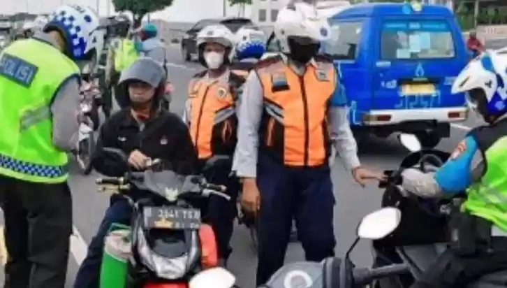 Dishub DKI Jakarta bersama TNI dan Ditlantas Polda Metro Jaya lakukan pengawasan dan penindakan terhadap pengendara roda dua yang melawan arah. (Foto: Antara)