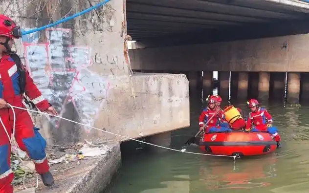 Petugas Gulkarmat Jakarta Utara dan Kepulauan Seribu mengevakuasi korban tenggelam. (Foto: Antara)