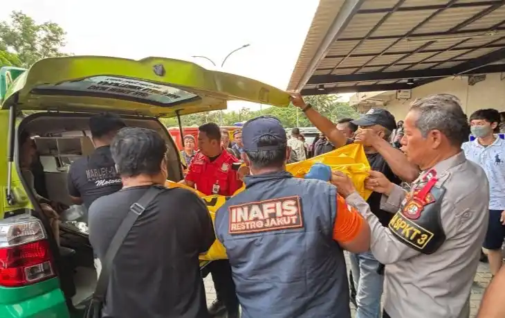 Petugas kepolisian mengevakuasi jasad pria tewas setelah terjatuh dari apartemen di Gading Nias. (Foto: Antara)