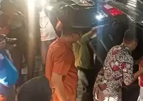 Petugas KPK bawa dua koper setelah geledah Kantor Wali Kota Semarang, Jawa Tengah. Rabu (17/7/2024).