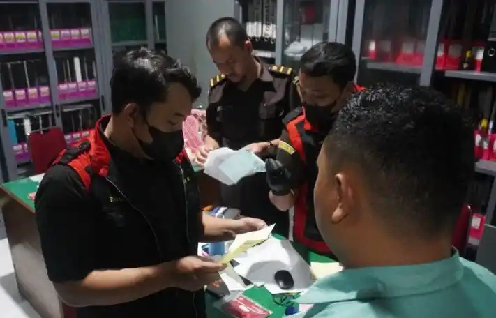 Korupsi Dana BOS, Kejari Ponorogo Periksa 7 Pegawai SMK dan Cabang Dindik Jatim Petugas memeriksa ruangan kantor cabang dindik Jatim (Foto: Antara)