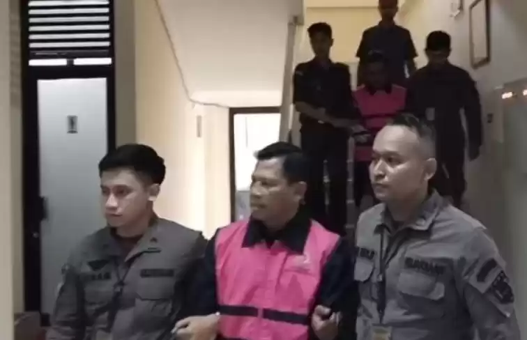 Petugas mengawal dua oknum perangkat desa tersangka korupsi APBDes. (Foto' Antara)