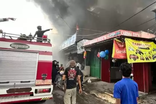 Petugas pemadam kebakaran memadamkan kobaran api di kawasan Pasar Raya Padang, Selasa (Foto: Antara)