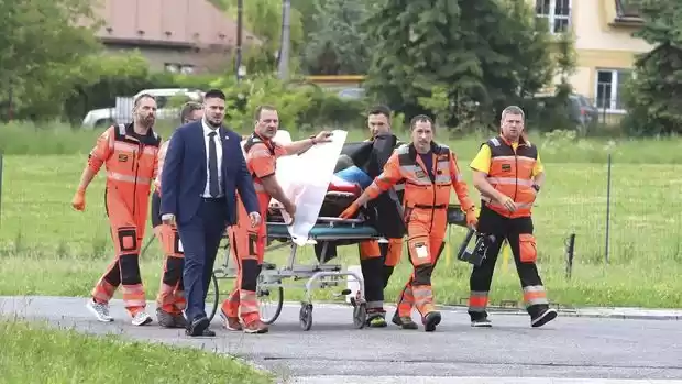 Petugas penyelamat mendorong Perdana Menteri Slovakia Robert Fico, yang tertembak dan terluka, ke rumah sakit di kota Banska Bystrica, Slovakia tengah, Rabu, 15 Mei 2024. (AP/Jan Kroslák)
                                    class=