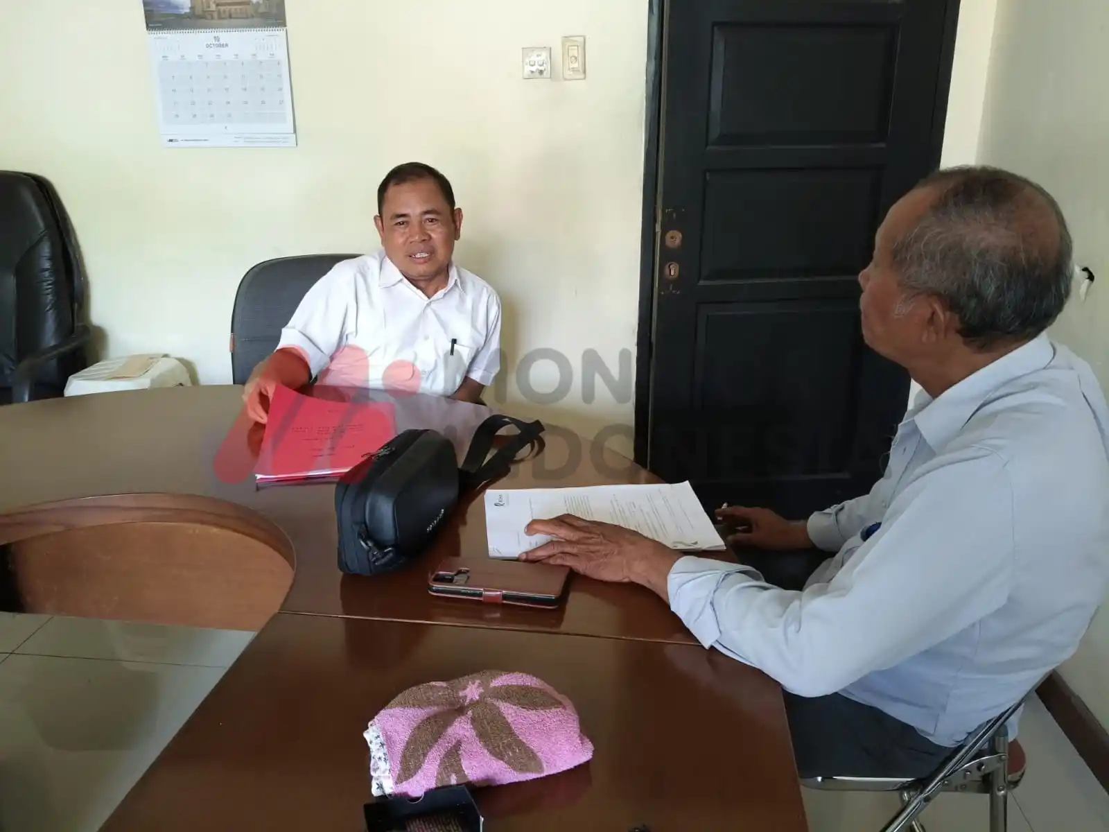 Perbincangan antara Swato, Mediator PHI; pihak PT RLP dan korban PHK, Roy Idrawan di Disnaker Kabupaten Bekasi (Foto: Dok MI/M Aritonang)