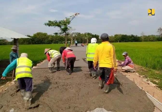 Melalui Program Padat Karya PISEW, Kementerian PU Dorong Pertumbuhan Ekonomi dan Swasembada Pangan Desa Kementerian PU dorong pertumbuhan ekonomi dan swasembada pangan desa melalui program padat karya PISEW. (Foto: PU)