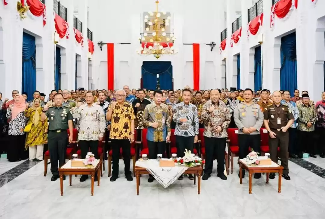 Penjabat (Pj) Gubernur Jawa Barat (Jabar), Bey Machmudin saat Rapat Koordinasi bersama Kepala Daerah dan pihak lainnya di Gedung Sate, Jl. Diponegoro, Kota Bandung, Kamis (8/8/2024). (Foto: Ist)