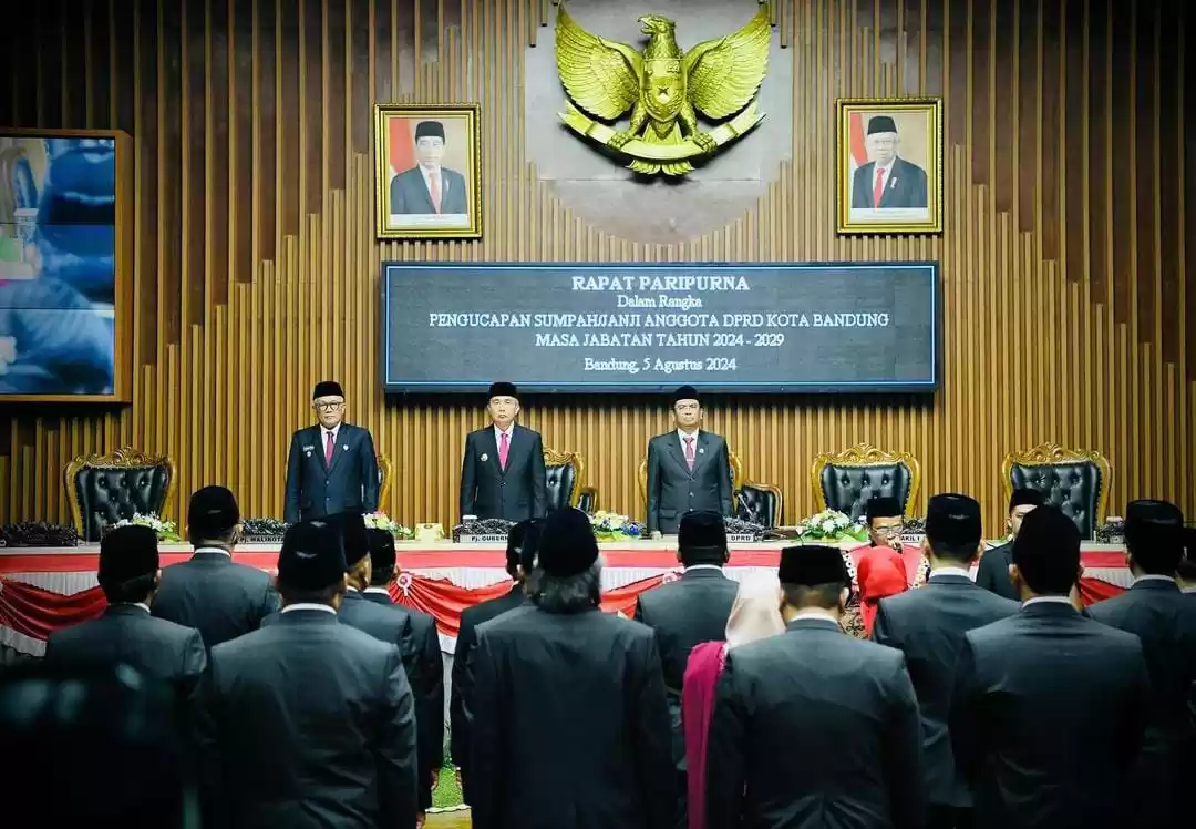 Penjabat (Pj) Gubernur Jawa Barat, Bey Machmudin saat menghadiri Rapat Paripurna DPRD Kota Bandung, Senin (5/8/2024). (Foto: Ist)