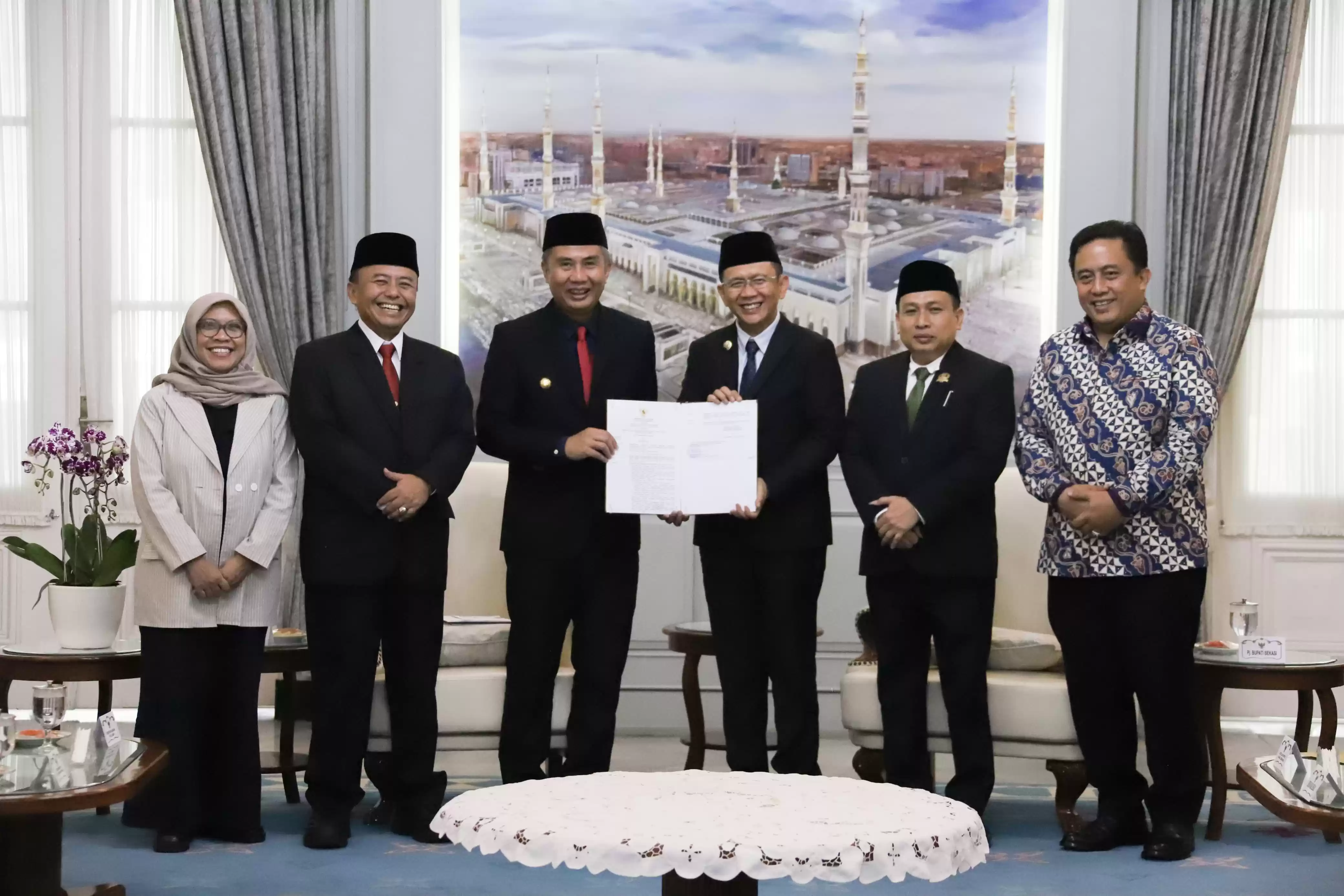 Pj Gubernur Jawa Barat, Bey Triadi Machmudin, menyerahkan SK perpanjangan jabatan Pj Bupati Bekasi Dani Ramdan (Foto: Istimewa)