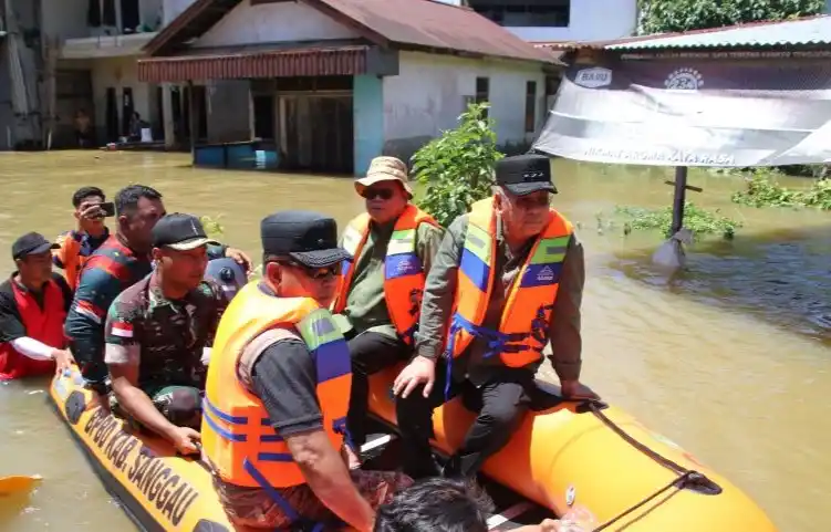 Pj Gubernur Kalbar Harisson bersama sejumlah SKPD meninjau kondisi banjir di Desa Sosok. (Foto: Antara)