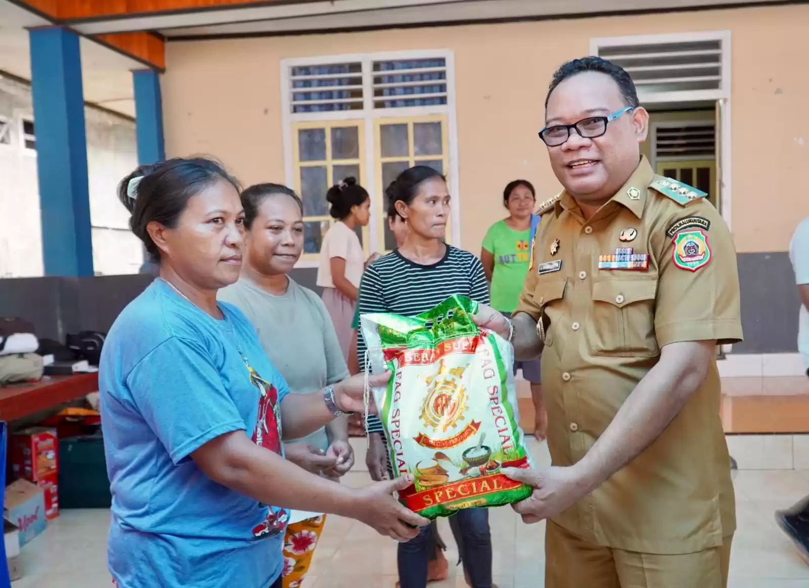 Pj Gubernur Maluku Utara Samsuddin A. Kadir membagikan bantuan beras kepada warga yang terdampak erupsi Gunung Ibu (Foto: MI/Adpim)