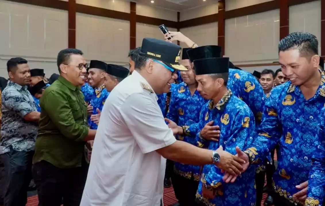 Pj Gubernur Malut Samsuddin A. Kadir berjabat tangan dengan PPPK yang baru diangkat yang didampingi Kabid Pengadaan Pegawai dan Penataan Alex Tovano Rada (Foto: Istimewa)