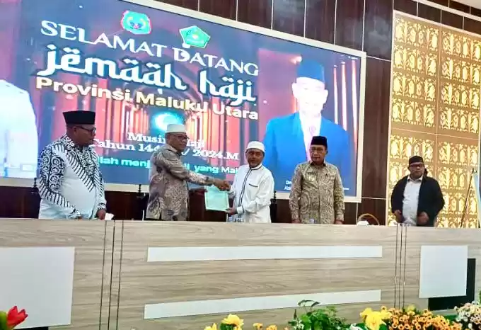 Pj Gubernur Maluku Utara Samsuddin A. Kadir (nomor dua dari kiri) menyerahkan tanggungjawab jamaah haji dari panitia provinsi ke panitia kabupaten kota (Foto: Ist)