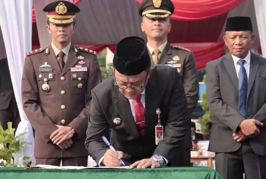 Pj Wali Kota, R. Gani Muhamad sedang menandatangani pelaksanaan Hari Kebangkitan Nasional (Foto: Istimewa)