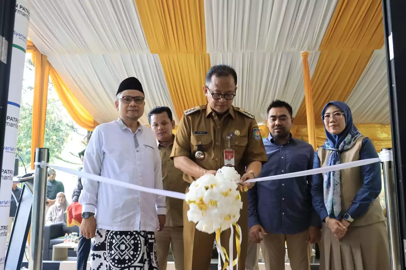 Pj. Wali Kota Bekasi, R. Gani Muhamad gunting pita peresmian penggunaan Kantor Bank Syariah Patriot yang baru selesai direnovasi (Foto: Istimewa)