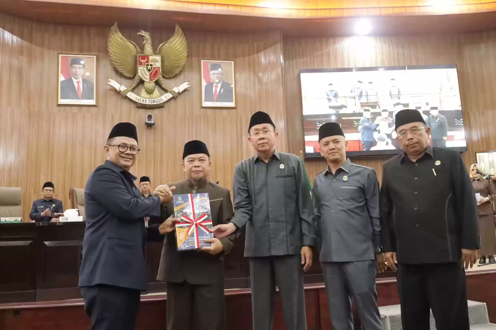 Pj Wali Kota Bekasi menyerahkan buku LKPJ kepada Ketua DPRD