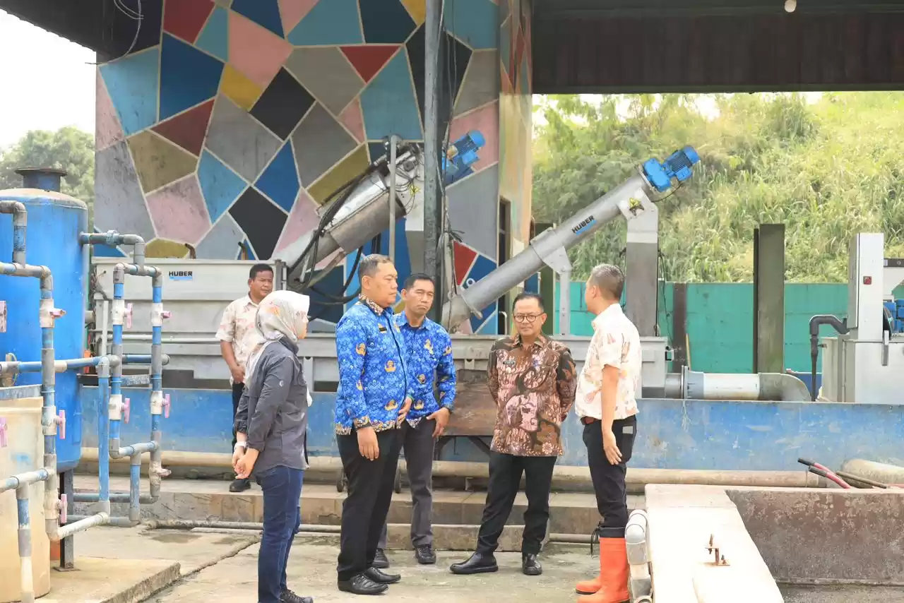 Pj Wali Kota Bekasi, R. Gani Muhamad (batik coklat) sedang memberi arahan kepada jajarannya (Foto: Istimewa)