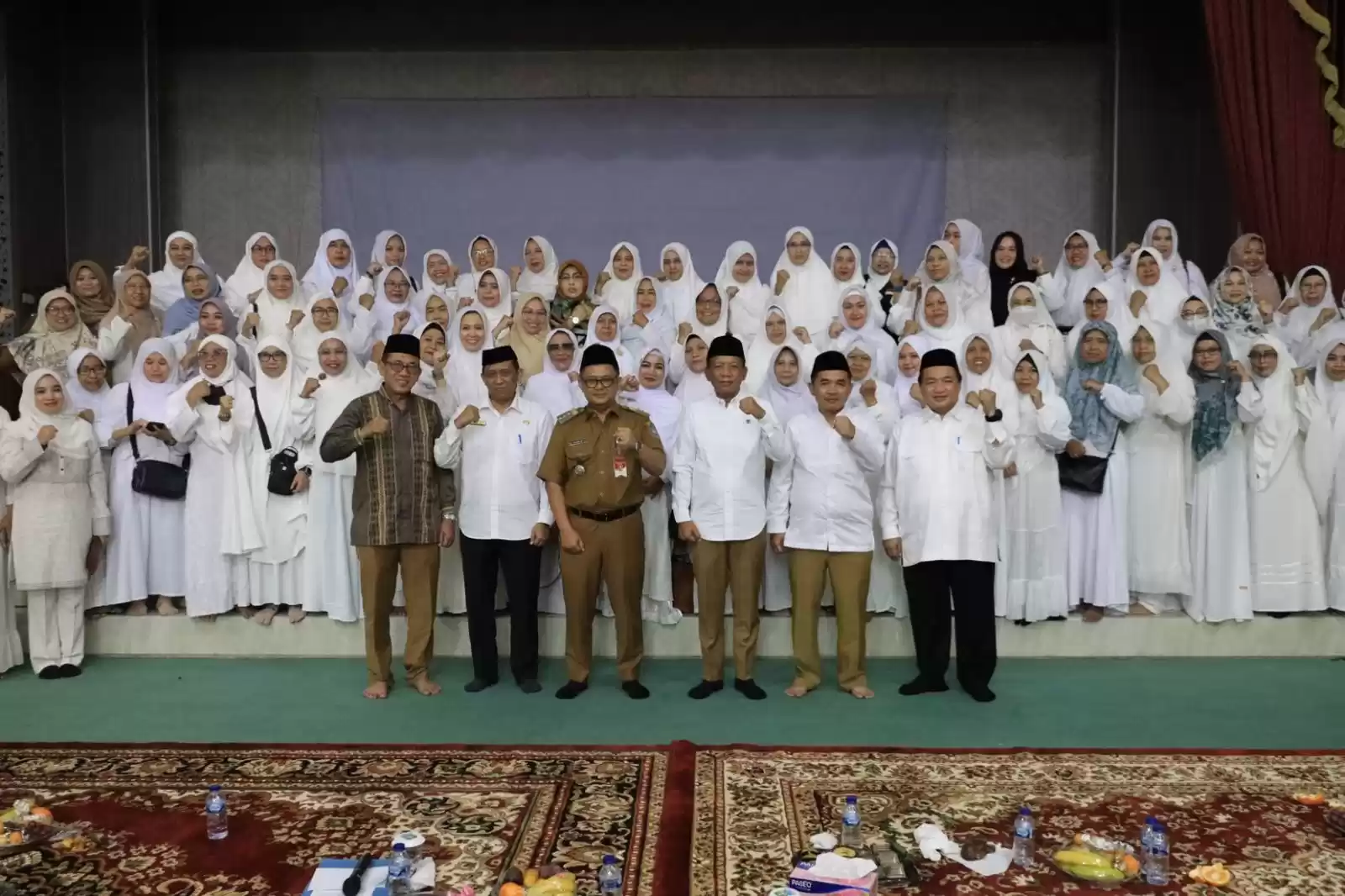 Pj Wali Kota Bekasi, R. Gani Muhamad Berangkatkan Calon Haji tahun 1445 H (Foto: Ist)