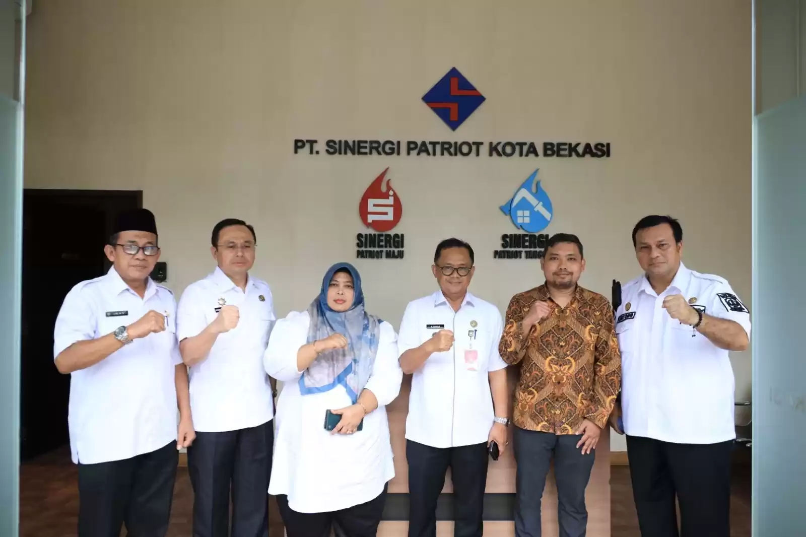 Pj Wali Kota Bekasi, R Gani Muhamad bersama pejabat BUMD PT Sinergi Patriot (Foto: MI/Hms)