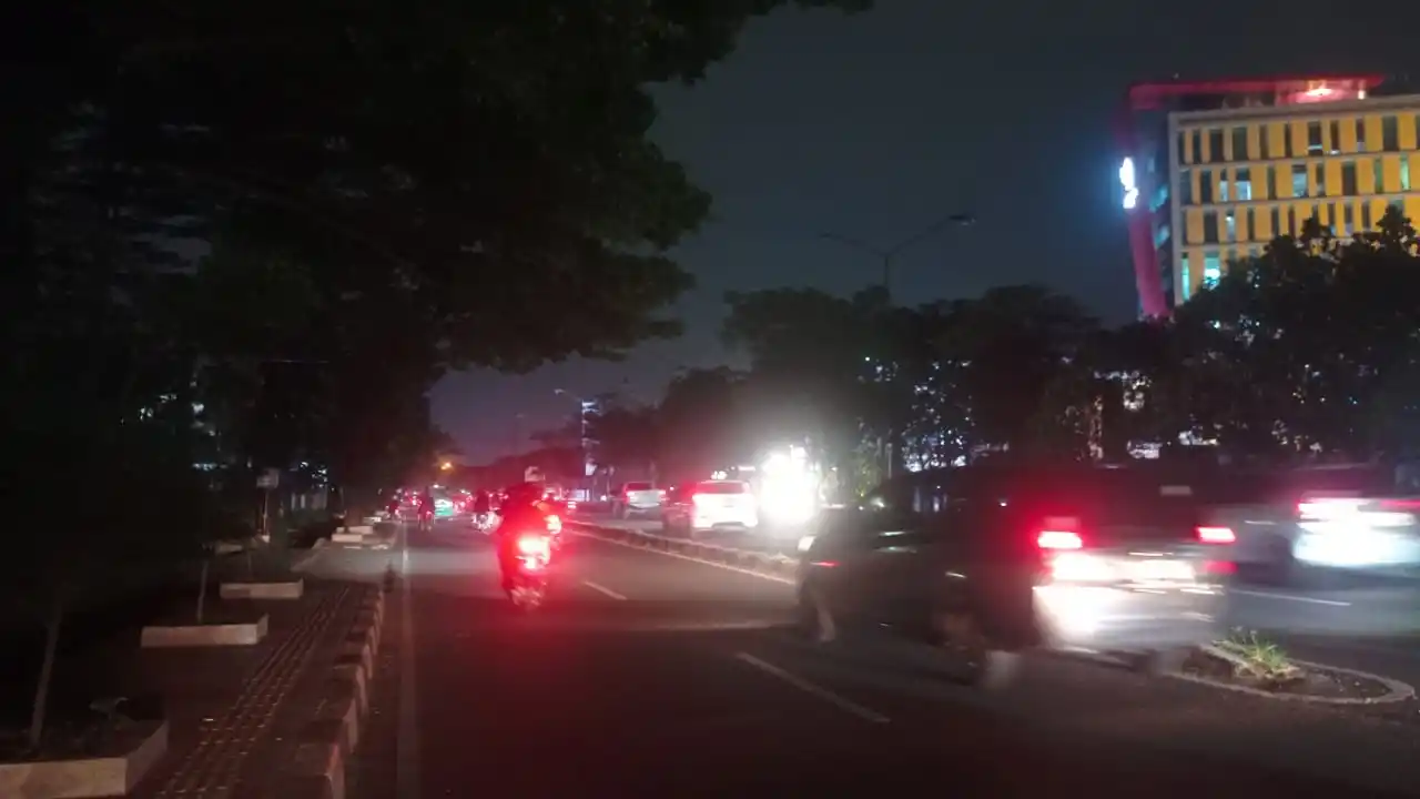PJU di Jalan Soekarno Hatta tepatnya di seberang Edelweiss Hospital atau depan Universitas Informatika dan Bisnis Indonesia (UNIBI) masih banyak yang dalam keadaan mati pada Rabu (23/10/2024) malam. (Foto: MI/Sugiyanto)