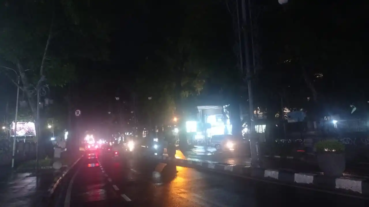 PJU Kota Bandung Kondis di Jalan Ir H Juanda atau Jalan Dago, Kota Bandung, Jawa Barat pada Kamis (23/1/2025) malam. (Foto: Sugiyanto/MI)