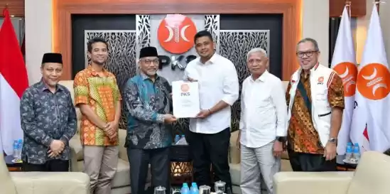 Presiden PKS Ahmad Syaikhu (ketiga kiri) menyerahkan surat rekomendasi kepada Bobby Nasution (ketiga kanan) di Kantor DPP PKS, Jakarta, Jumat (2/8/2024). [Foto: Doc. PKS]