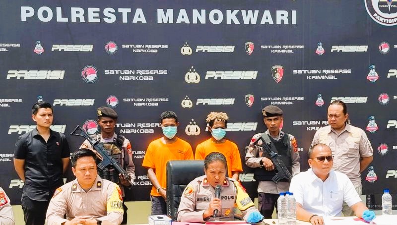 Wakapolresta Manokwari Komisaris Polisi Agustina Sinerisaat menjelaskan hasil penelusuran terhadap peredaran senjata api rakitan di Manokwari, Papua Barat. (Foto:m ANTARA)