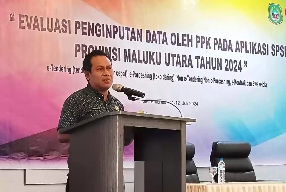 Plh. Sekda Provinsi Maluku Utara, Kadri La Etje memberikan sambutan pada kegiatan Evaluasi Penginputan Data oleh PPK Pada Aplikasi SPSE Provinsi Maluku Utara Tahun 2024 (Foto: Istimewa)