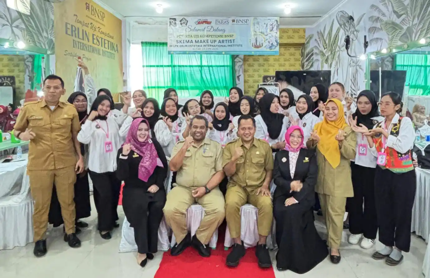 Sesi foto bersama Plt Disnakertrans bersama para peserta saat kegiatan Skema Makeup Artist (MUA), (Foto: Dok/Disnakertrans Kab.Blitar)
