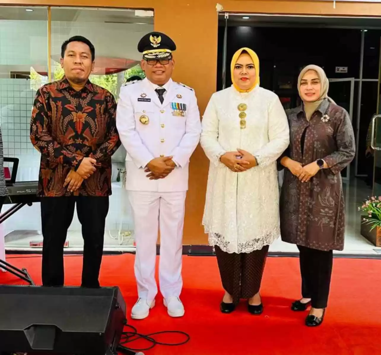 Plt Kepala BPBJ Malut Abdul Farid Hasan (kemeja batik paling kanan) foto bersama dengan Pj Gubernur Samsuddin A. Kadir (Foto: MI/Ist)