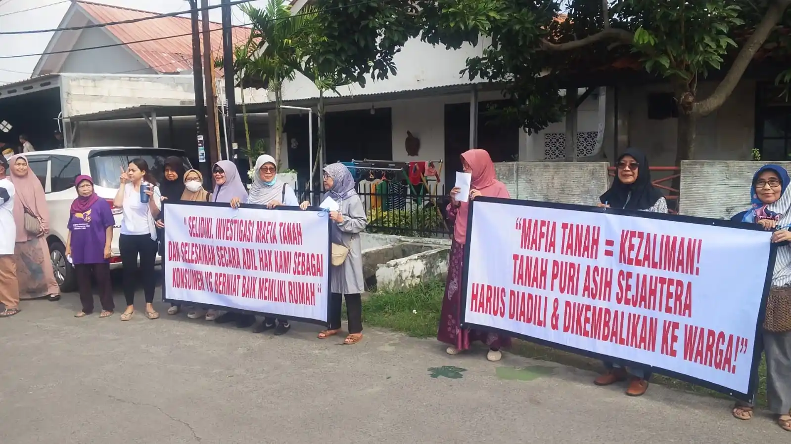 PN Bekasi Cek Lokasi Sengketa Lahan di Puri Asih Sejahtera, Warga Klaim Sudah Lunasi Pembelian Sejak 1980-an (Foto: Dok MI/Bandaharo Siregar)