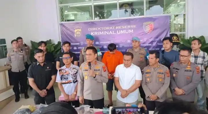 Akhir Pelarian dan Modus Pembunuh Wanita Pemilik Mobil Pajero di Talang Bakung Kapolda Jambi Irjen Pol Krisno H. Siregar memimpin langsung konferensi pers pengungkapan kasus ini di Mapolda Jambi, Selasa (7/10/2025) sore. (Foto: Istimewa)