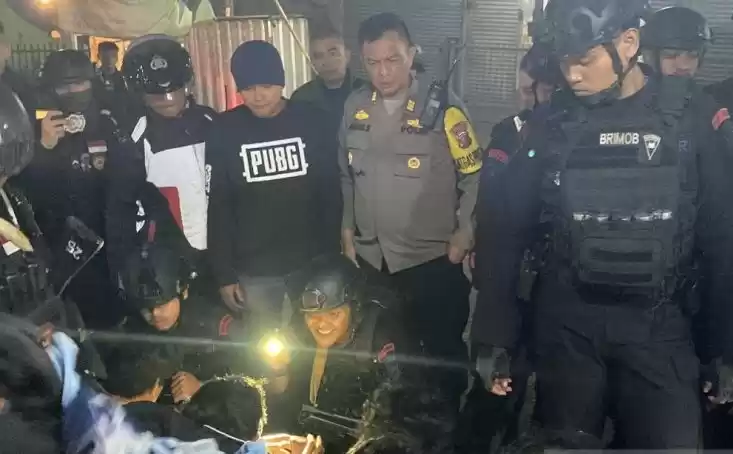 Satgas Operasi Ketupat Lodaya Polres Sukabumi Kota saat menangkap tujuh pemuda pada malam Idul Fitri 1445 H, Rabu (10/4/2024). (Foto: ANTARA)
