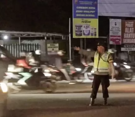 Petugas kepolisian mengatur arus lalu lintas yang didominasi pemudik bermotor di Jalur Pantura Cirebon. (Foto: ANTARA)